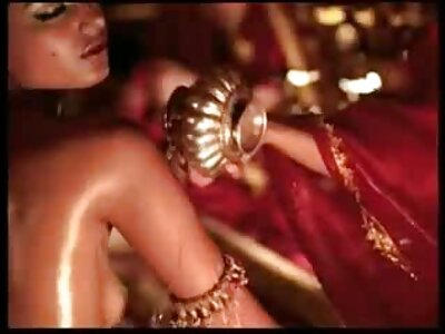 சூடான இல்லத்தரசி சமையலறையில் உடலுறவு கொள்கிறாள்