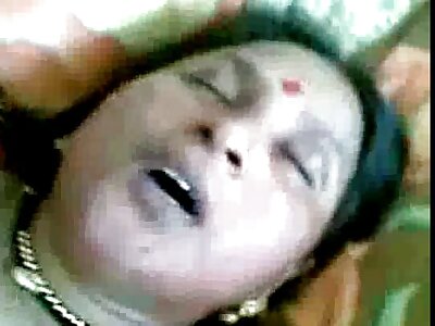 சுருள் முடியுடைய குழந்தை கேண்டிஸ் டெமெல்ஸா மசாஜ் மேஜையில் சிக்கியது
